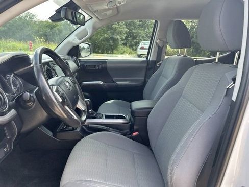 Used 2019 Toyota Tacoma SR5 AWD/4WD image 12