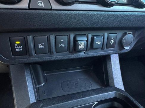 Used 2020 Toyota Tacoma TRD Sport w/ TRD Premium Sport Package AWD/4WD image 18