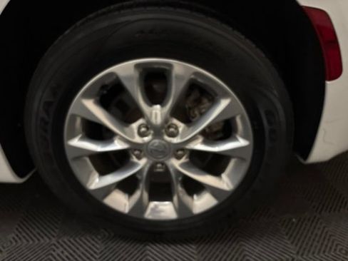 Used 2021 Chrysler Pacifica Touring-L w/ Uconnect Theater Family Group AWD/4WD image 28