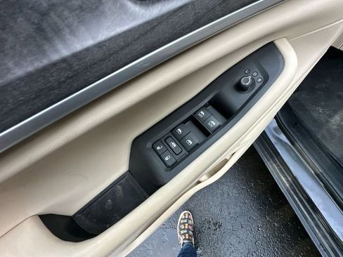 Used 2023 Jeep Grand Cherokee Limited w/ Luxury Tech Group II image 17