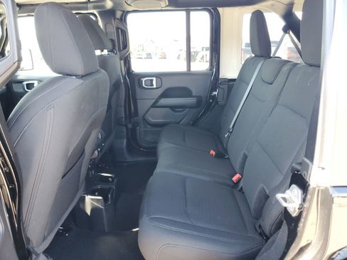 Used 2021 Jeep Wrangler Unlimited Sahara image 28