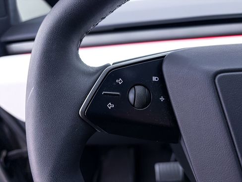 Used 2024 Tesla Cybertruck AWD Crew Cab image 28