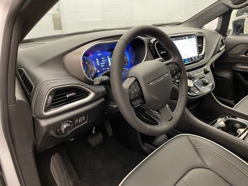 New 2027 Chrysler Pacifica Limited w/ S Appearance Package FWD image 15
