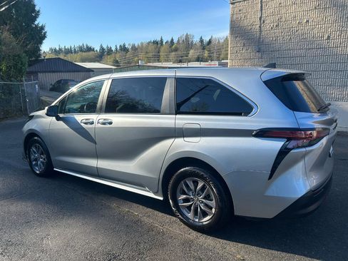 Used 2022 Toyota Sienna XLE AWD/4WD image 7