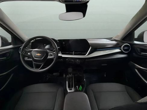 Used 2025 Chevrolet Trax LS FWD image 9