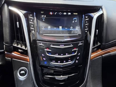 Used 2018 Cadillac Escalade Luxury AWD/4WD image 24