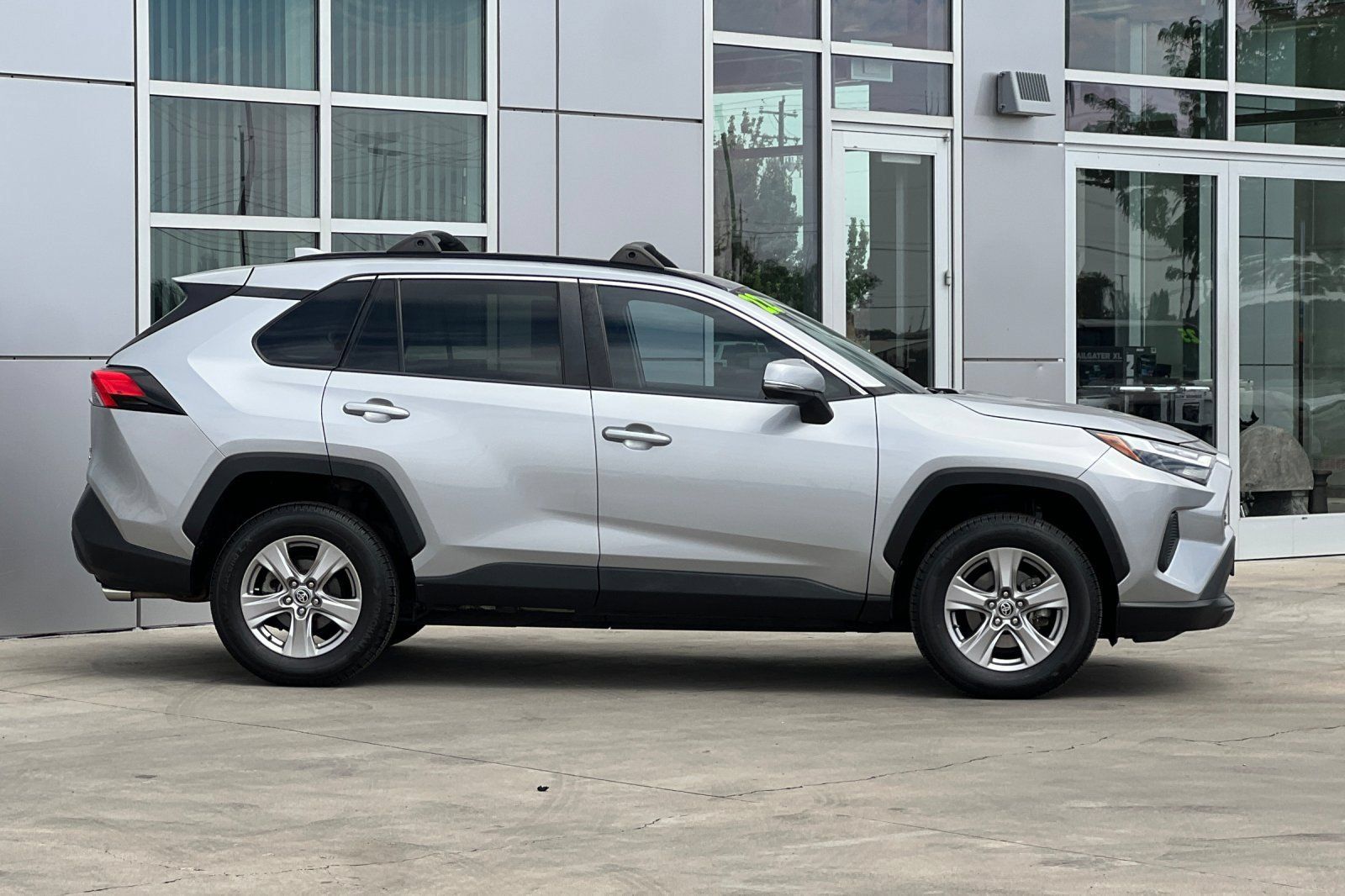 Used 2022 Toyota RAV4 XLE AWD/4WD image 3
