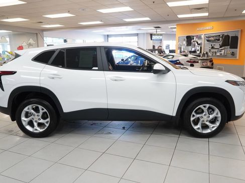 Used 2024 Chevrolet Trax LS w/ LS Convenience Package image 12