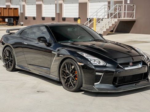 Used 2017 Nissan GT-R Premium image 10