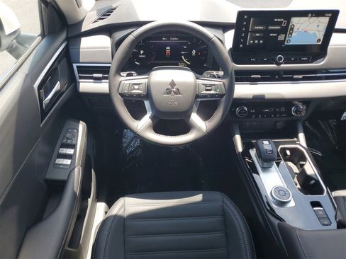 New 2025 Mitsubishi Outlander SE image 25
