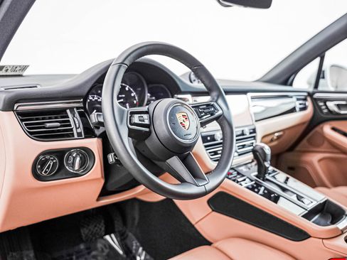 Certified 2026 Porsche Macan AWD/4WD image 4