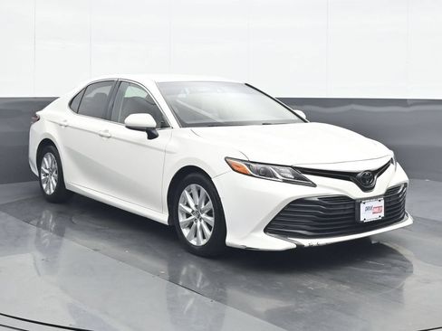 Used 2018 Toyota Camry LE FWD image 9