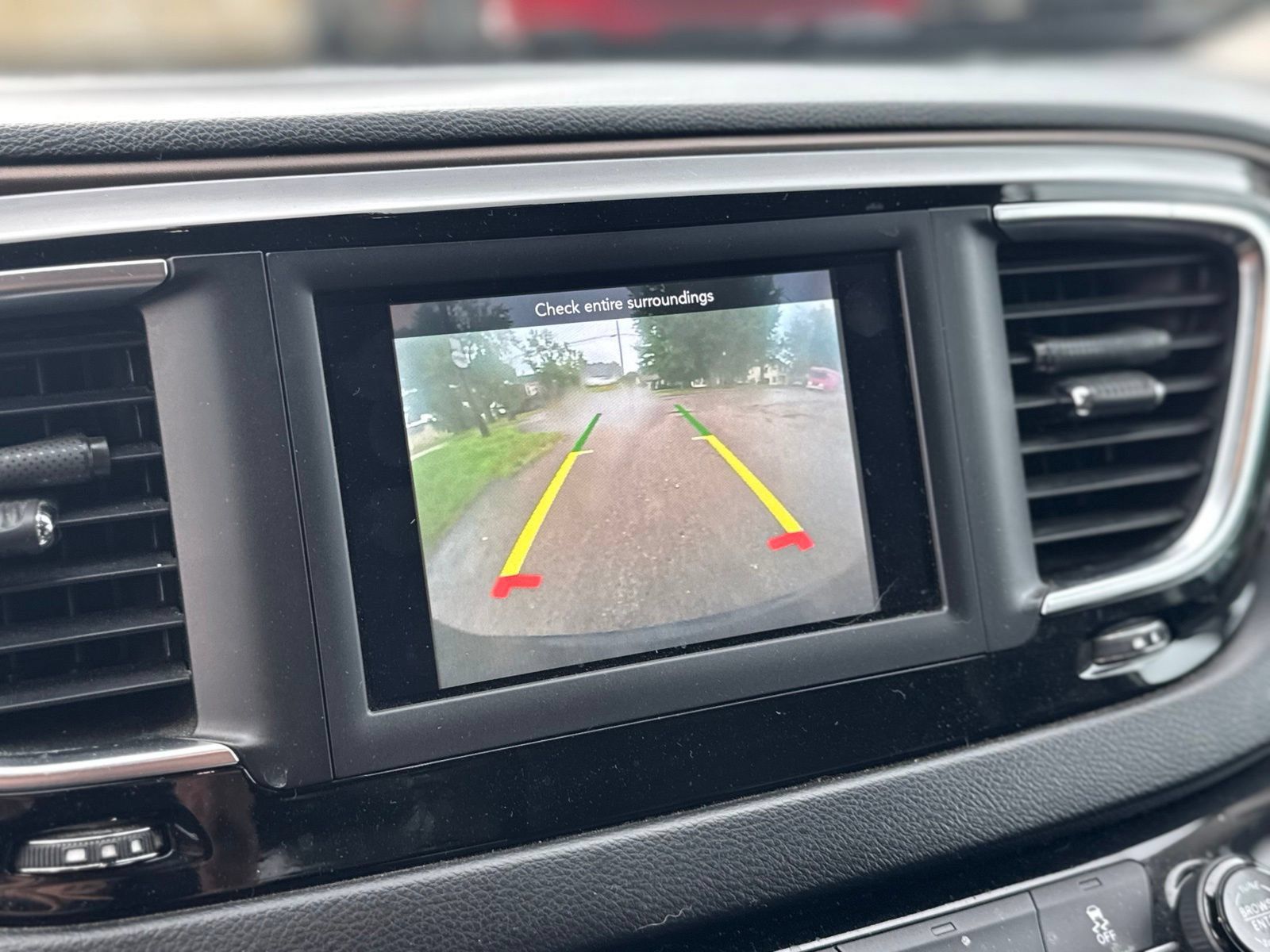Used 2018 Chrysler Pacifica Touring-L FWD image 19