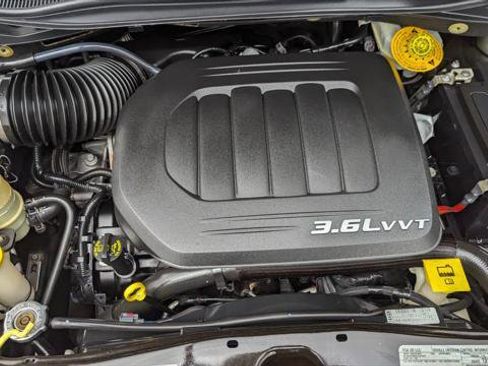 Used 2018 Dodge Grand Caravan SE image 28