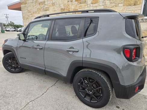 Used 2020 Jeep Renegade Altitude FWD image 3