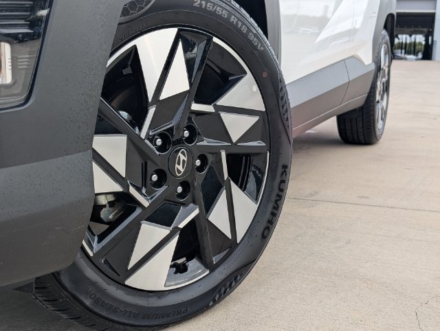 Used 2025 Hyundai Kona SEL FWD image 2