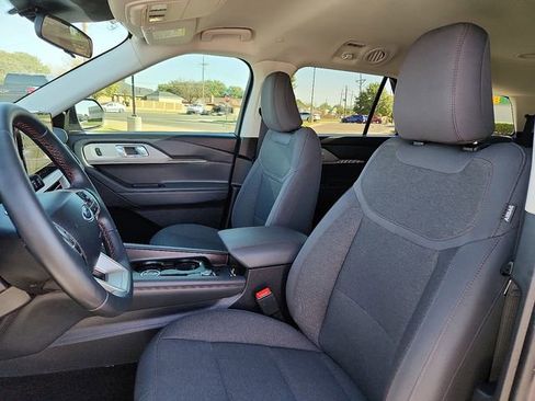 Used 2025 Ford Explorer Active image 13