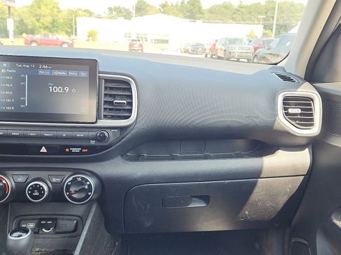 Used 2022 Hyundai Venue SE image 11