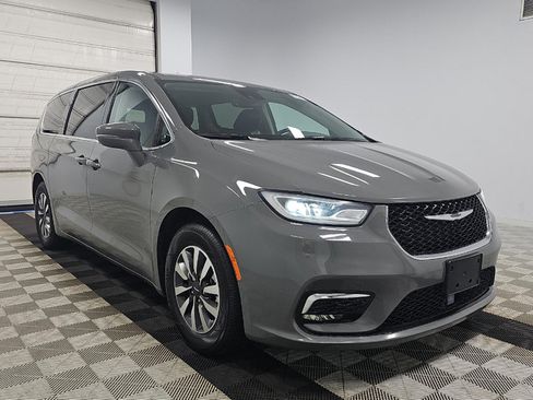 Used 2022 Chrysler Pacifica Touring-L FWD image 4