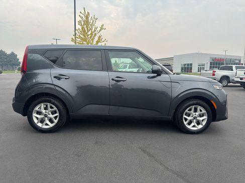 Used 2020 Kia Soul S FWD image 2