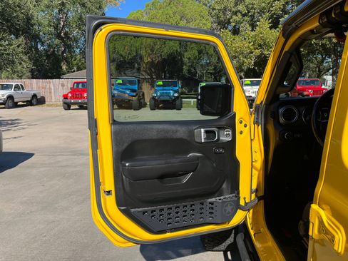 Used 2018 Jeep Wrangler Unlimited Rubicon image 25