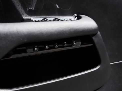 Used 2018 Rolls-Royce Dawn RWD image 32