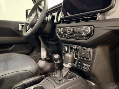 Used 2024 Jeep Wrangler Unlimited Sahara w/ Technology Group AWD/4WD image 17
