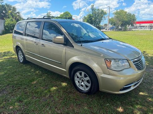 Used 2011 Chrysler Town & Country Touring FWD image 2