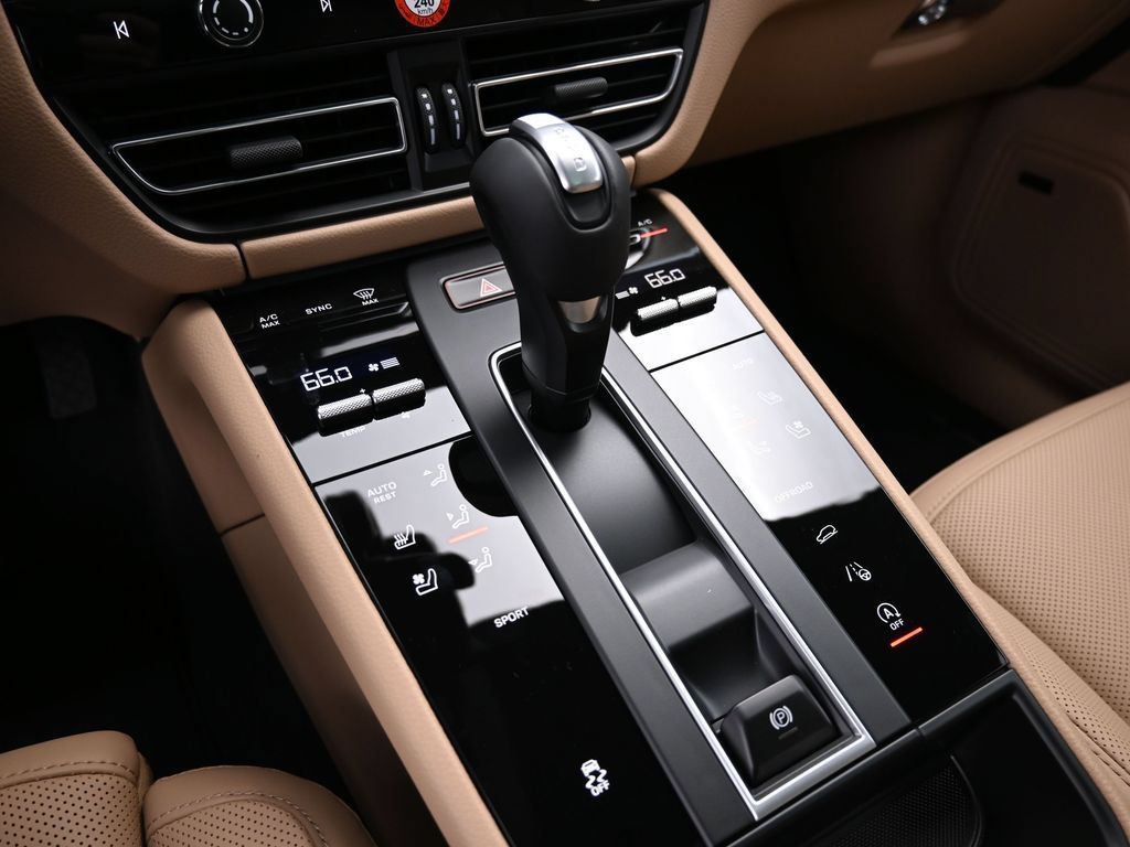 Certified 2025 Porsche Macan AWD/4WD image 24