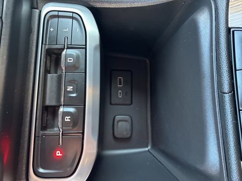 Used 2023 GMC Acadia SLE w/ Driver Convenience Package image 18