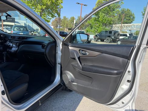 Used 2014 Nissan Rogue SV FWD image 20