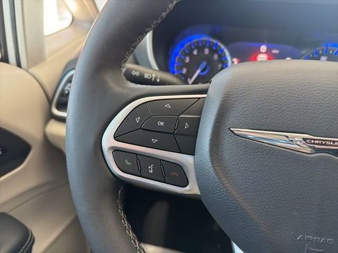 Used 2024 Chrysler Pacifica Touring-L image 31