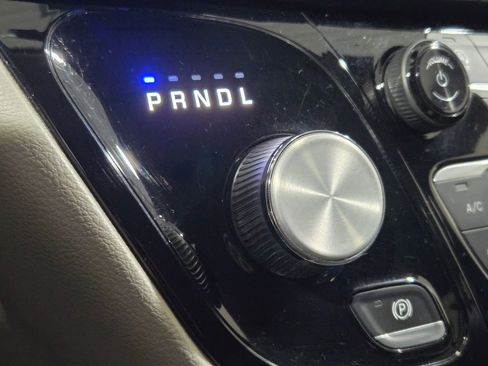 Used 2023 Chrysler Pacifica Touring-L image 6