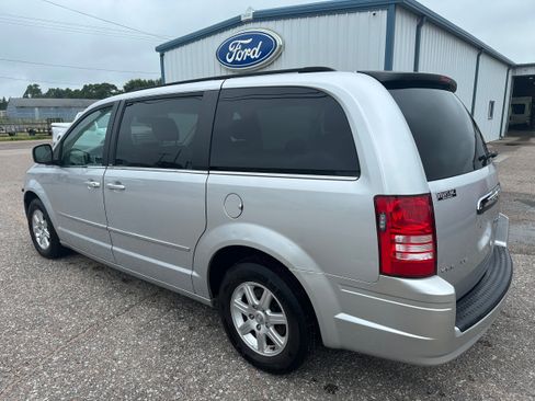 Used 2010 Chrysler Town & Country Touring FWD image 4