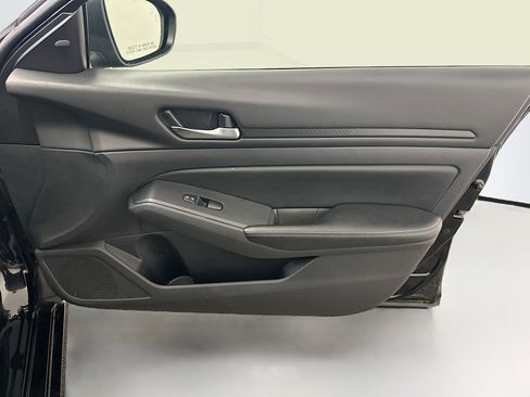 Used 2025 Nissan Altima 2.5 SV image 32