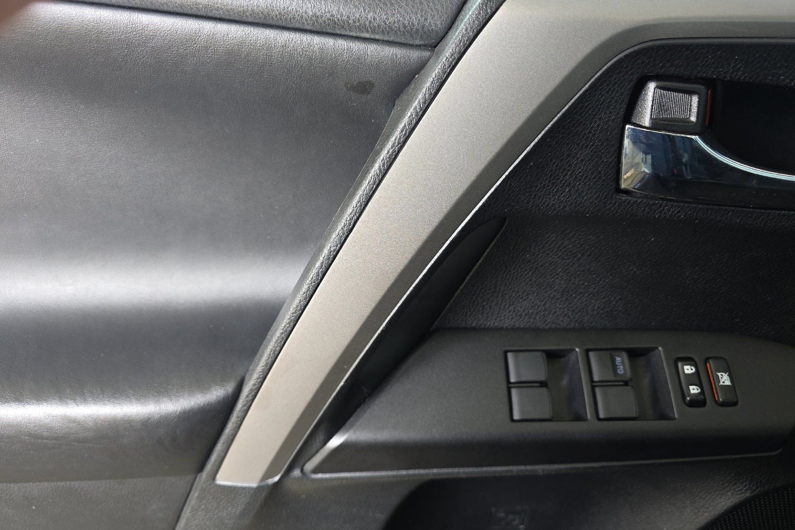 Used 2017 Toyota RAV4 XLE AWD/4WD image 8