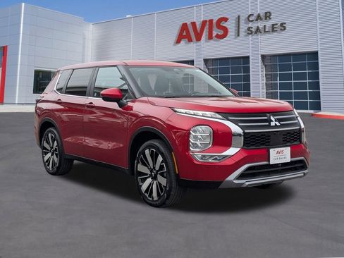 Used 2025 Mitsubishi Outlander SE image 9