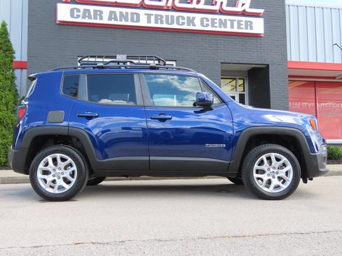 Used 2018 Jeep Renegade Latitude w/ UConnect 8.4 Nav Group FWD image 3