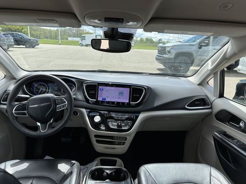 Used 2022 Chrysler Pacifica Touring-L FWD image 16