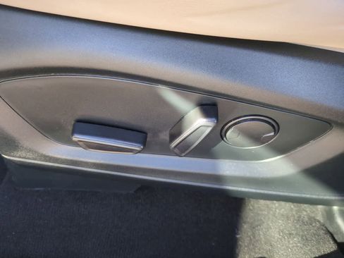 Used 2022 Ford Explorer XLT w/ Equipment Group 202A image 17