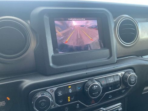 Used 2022 Jeep Gladiator Willys image 14