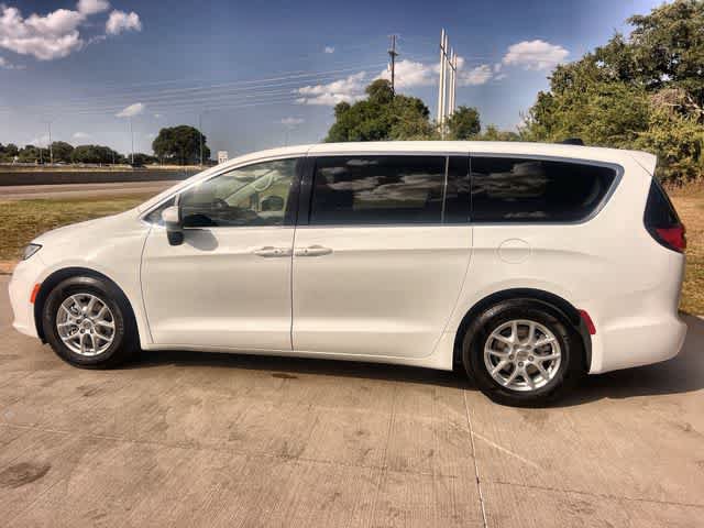 Used 2023 Chrysler Pacifica Touring-L FWD image 4