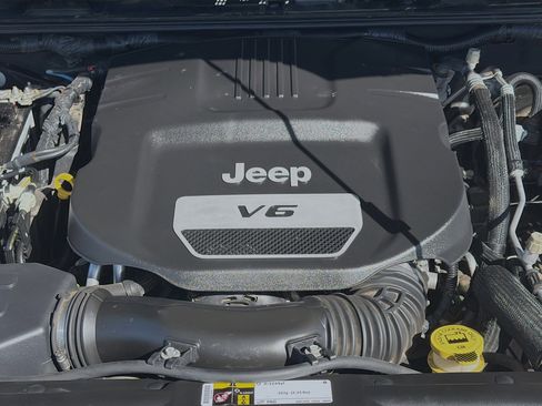 Used 2016 Jeep Wrangler Rubicon w/ Power Convenience Group AWD/4WD image 28