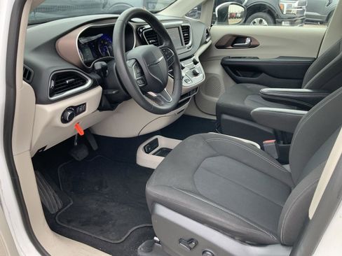 Used 2023 Chrysler Voyager LX image 26