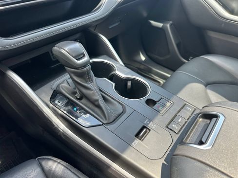 Used 2022 Toyota Highlander XLE FWD image 15