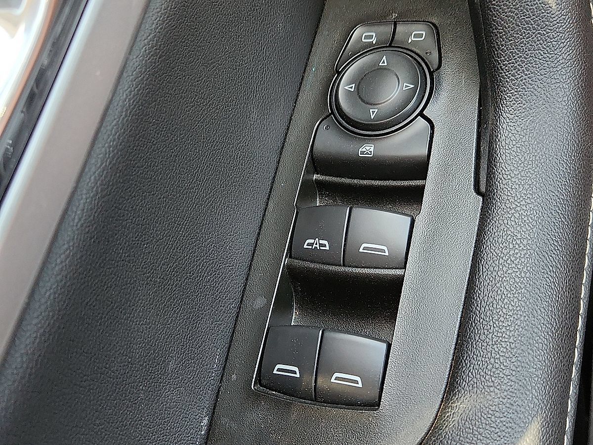 Used 2025 Chevrolet Blazer LT FWD image 9