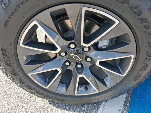 Used 2023 Chevrolet Suburban Z71 w/ Luxury Package image 18