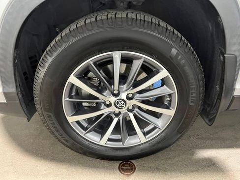 Used 2019 Toyota Highlander XLE AWD/4WD image 28