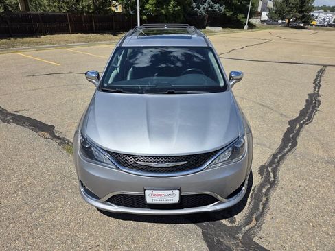 Used 2018 Chrysler Pacifica Limited FWD image 12