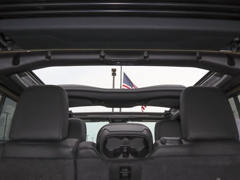 New 2025 Jeep Wrangler Unlimited Rubicon w/ Technology Group image 25